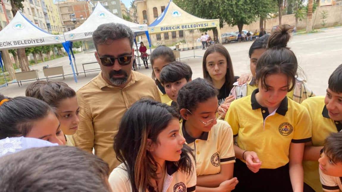 Değerli Türkçe Öğretmenimiz Mehmet Hakan KAHYA ve Öğrencileriyle TÜBİTAK Bilim Fuarı Gezisi